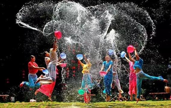 他把云南 26 个民族装进一间屋子