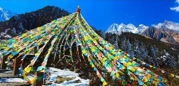 他把云南 26 个民族装进一间屋子