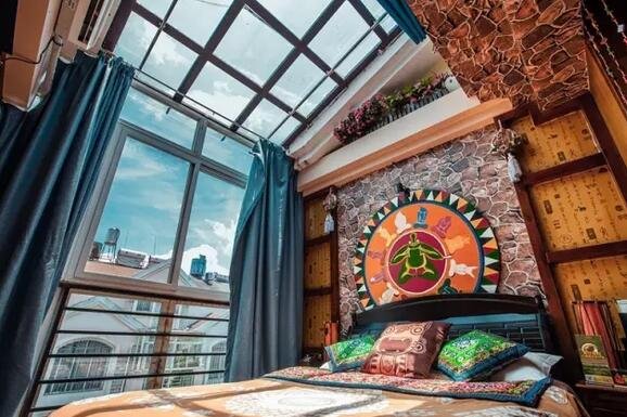 他把云南 26 个民族装进一间屋子