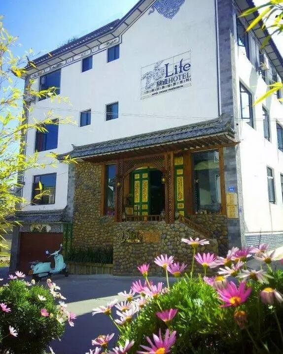 他把云南 26 个民族装进一间屋子