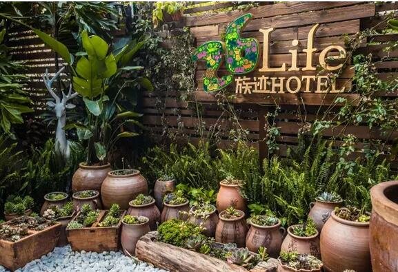 他把云南 26 个民族装进一间屋子