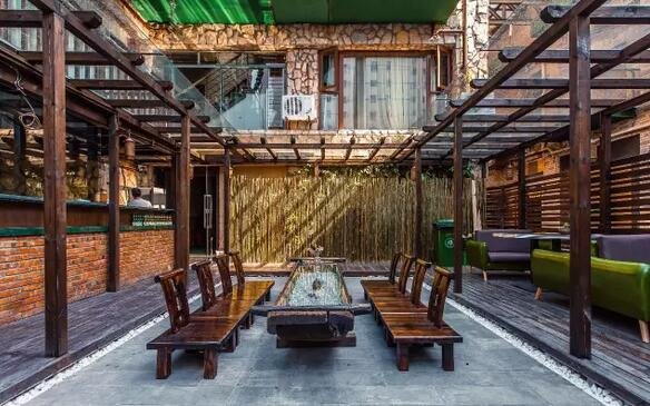 他把云南 26 个民族装进一间屋子