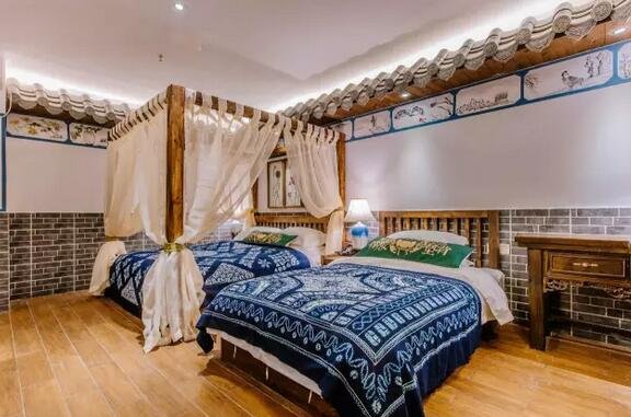 他把云南 26 个民族装进一间屋子