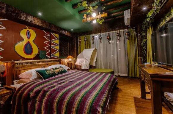 他把云南 26 个民族装进一间屋子