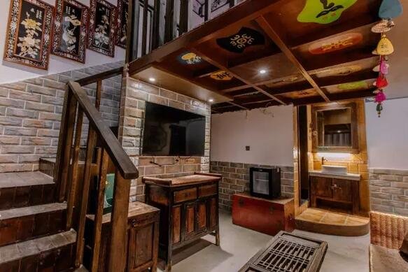 他把云南 26 个民族装进一间屋子