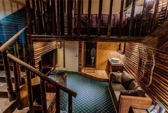 他把云南 26 个民族装进一间屋子