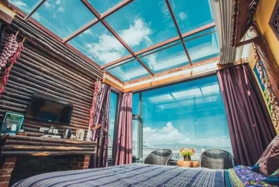 他把云南 26 个民族装进一间屋子