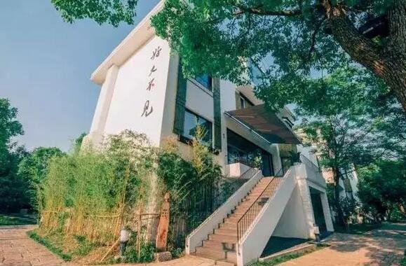 放弃阿里百万年薪,他造了 7 栋纯白色的家 放弃阿里百万年薪,他造了 7 栋纯白色的家