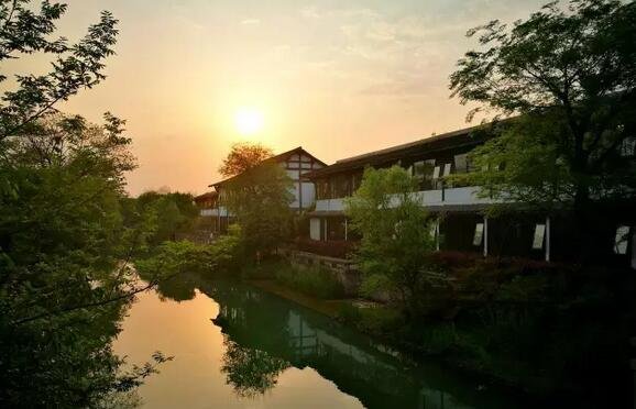 放弃阿里百万年薪,他造了 7 栋纯白色的家 放弃阿里百万年薪,他造了 7 栋纯白色的家