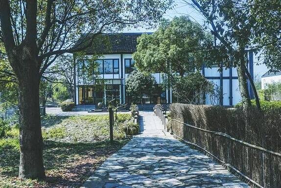 放弃阿里百万年薪,他造了 7 栋纯白色的家 放弃阿里百万年薪,他造了 7 栋纯白色的家