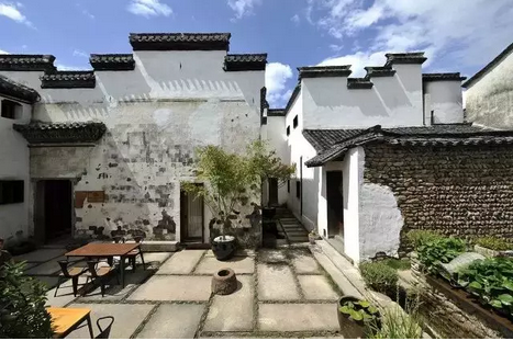 连卖杭州 3 套房，他跑回村里爆改老宅！