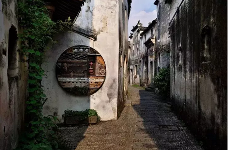 连卖杭州 3 套房，他跑回村里爆改老宅！