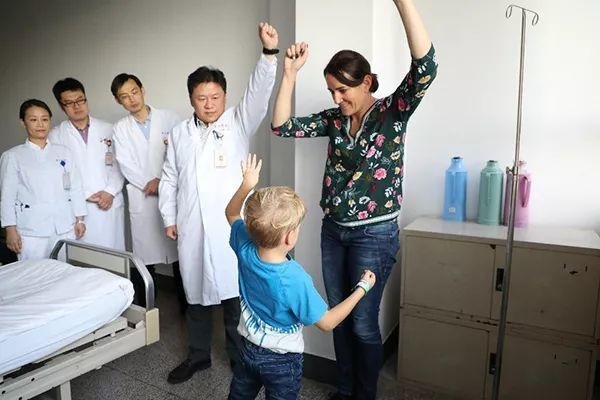 因为一篇论文 德国母亲带 5 岁儿子来上海寻医手术成功