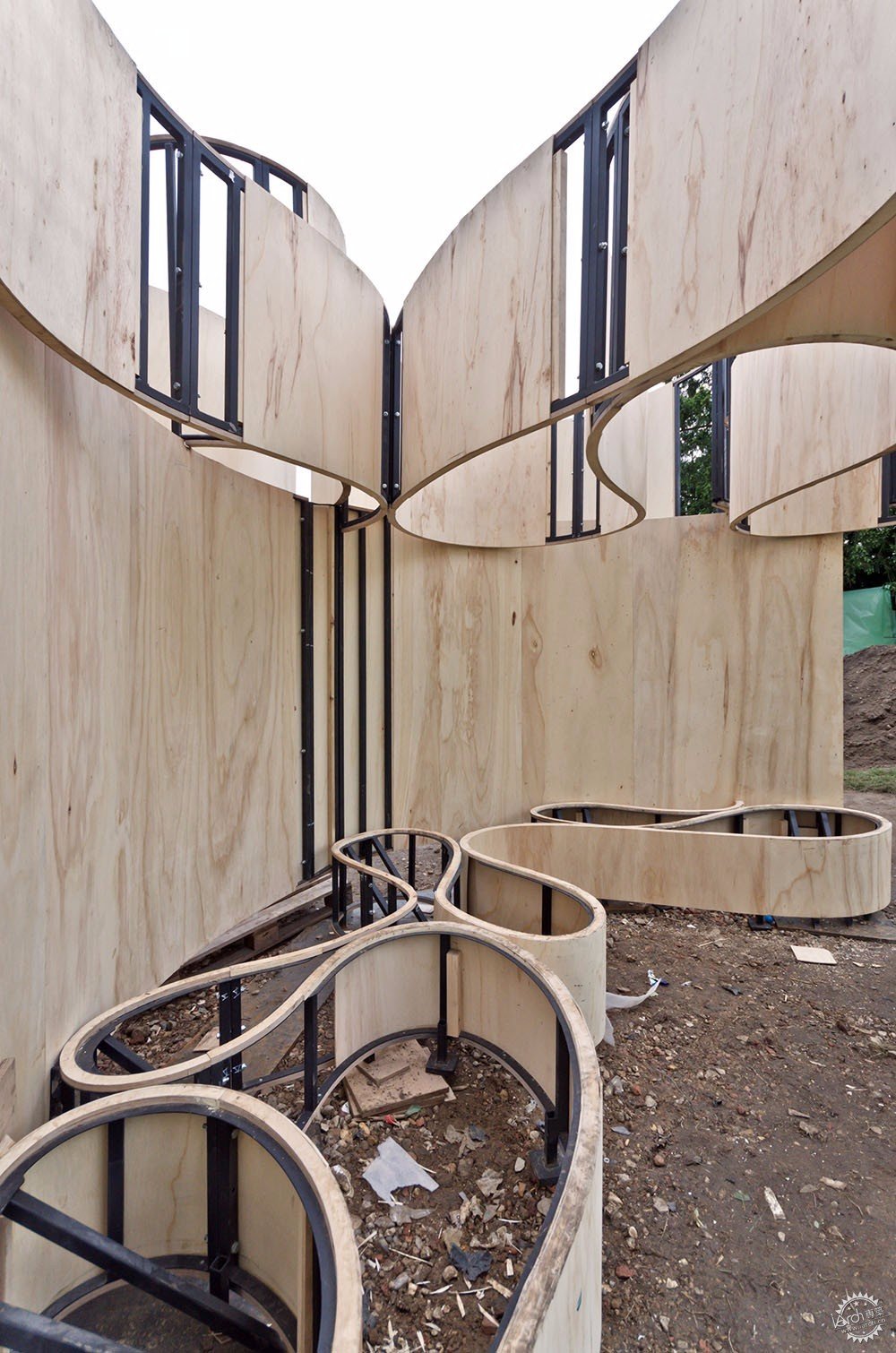 伦敦肯辛顿花园的蛇形艺廊 伦敦肯辛顿花园的蛇形艺廊