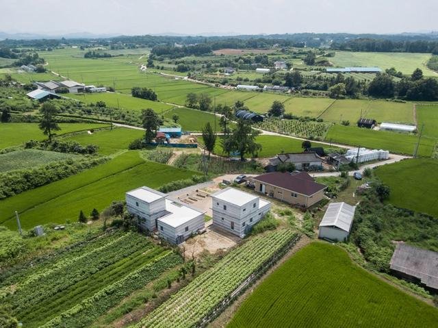 【乡村别墅】三个家庭 两栋建筑 一个庭院 【乡村别墅】三个家庭 两栋建筑 一个庭院