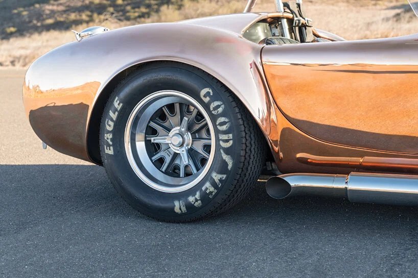 这辆 1965 年的谢尔比眼镜蛇拥有精心手工成型的铜身