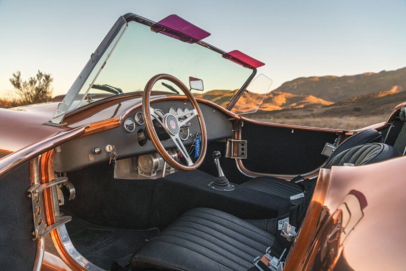 这辆 1965 年的谢尔比眼镜蛇拥有精心手工成型的铜身