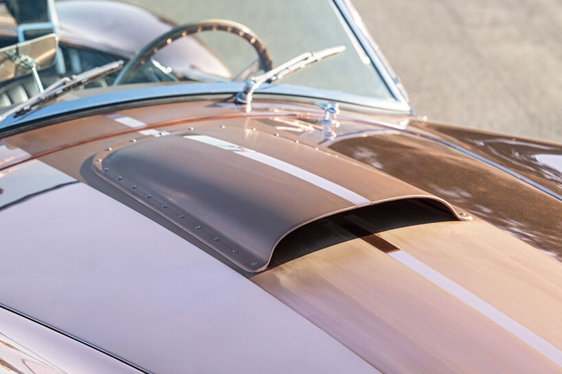 这辆 1965 年的谢尔比眼镜蛇拥有精心手工成型的铜身