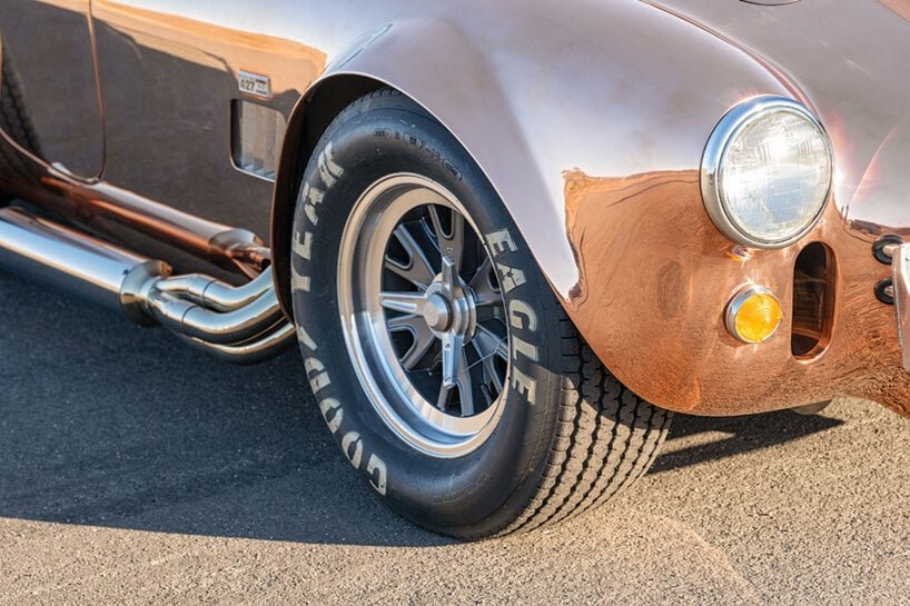 这辆 1965 年的谢尔比眼镜蛇拥有精心手工成型的铜身