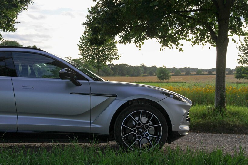 2021 年阿斯顿·马丁 DBX 回顾:将运动带回 SUV 2021 年阿斯顿·马丁 DBX 回顾:将运动带回 SUV