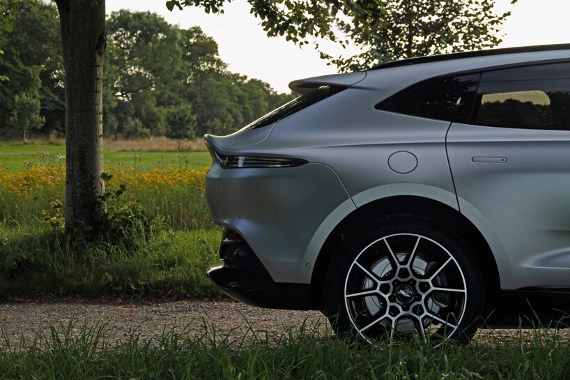 2021 年阿斯顿·马丁 DBX 回顾:将运动带回 SUV 2021 年阿斯顿·马丁 DBX 回顾:将运动带回 SUV