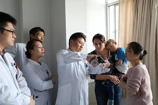 因为一篇论文 德国母亲带 5 岁儿子来上海寻医手术成功