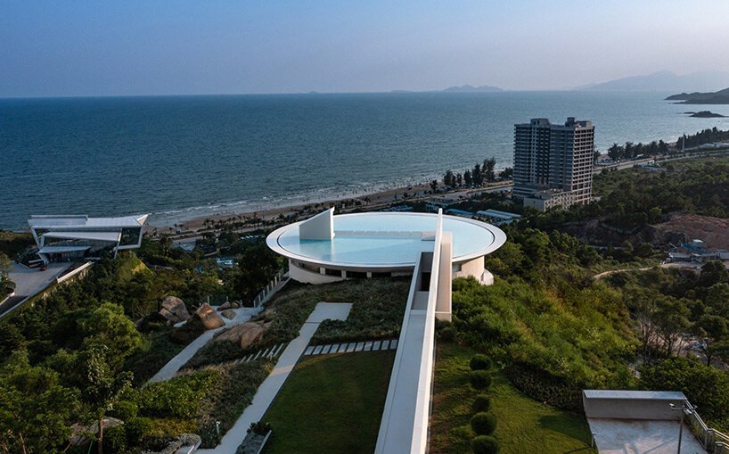 3andwich design 的圆形“水滴”图书馆面向中国广阔的海景开放 3andwich design 的圆形“水滴”图书馆面向中国广阔的海景开放