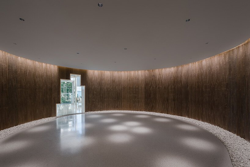 3andwich design 的圆形“水滴”图书馆面向中国广阔的海景开放 3andwich design 的圆形“水滴”图书馆面向中国广阔的海景开放