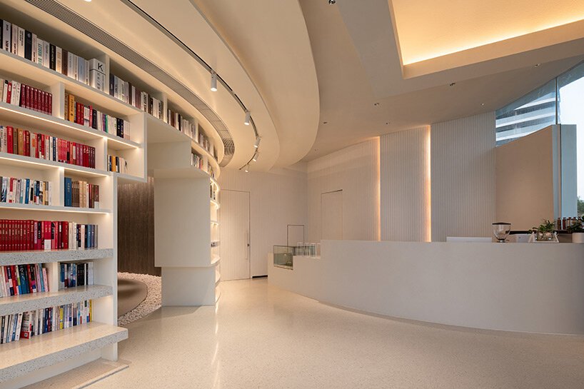 3andwich design 的圆形“水滴”图书馆面向中国广阔的海景开放 3andwich design 的圆形“水滴”图书馆面向中国广阔的海景开放