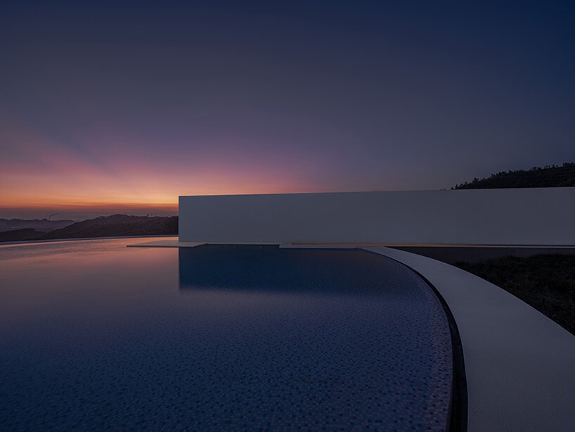 3andwich design 的圆形“水滴”图书馆面向中国广阔的海景开放 3andwich design 的圆形“水滴”图书馆面向中国广阔的海景开放