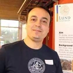 化学博士身陷 IS 占领区，导师为督促其完成论文，派雇佣兵将其救出~