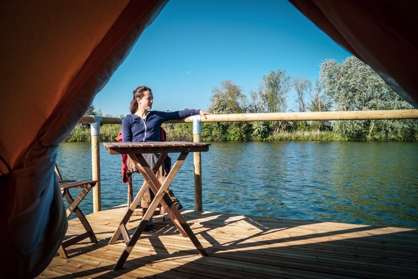 比利时湖上的 8 个酒店木筏将重温您儿时的梦想