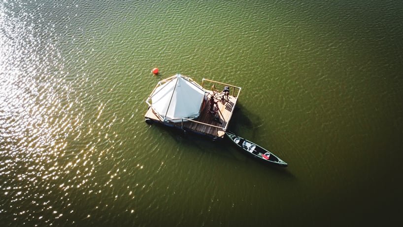 比利时湖上的 8 个酒店木筏将重温您儿时的梦想