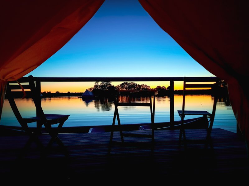 比利时湖上的 8 个酒店木筏将重温您儿时的梦想