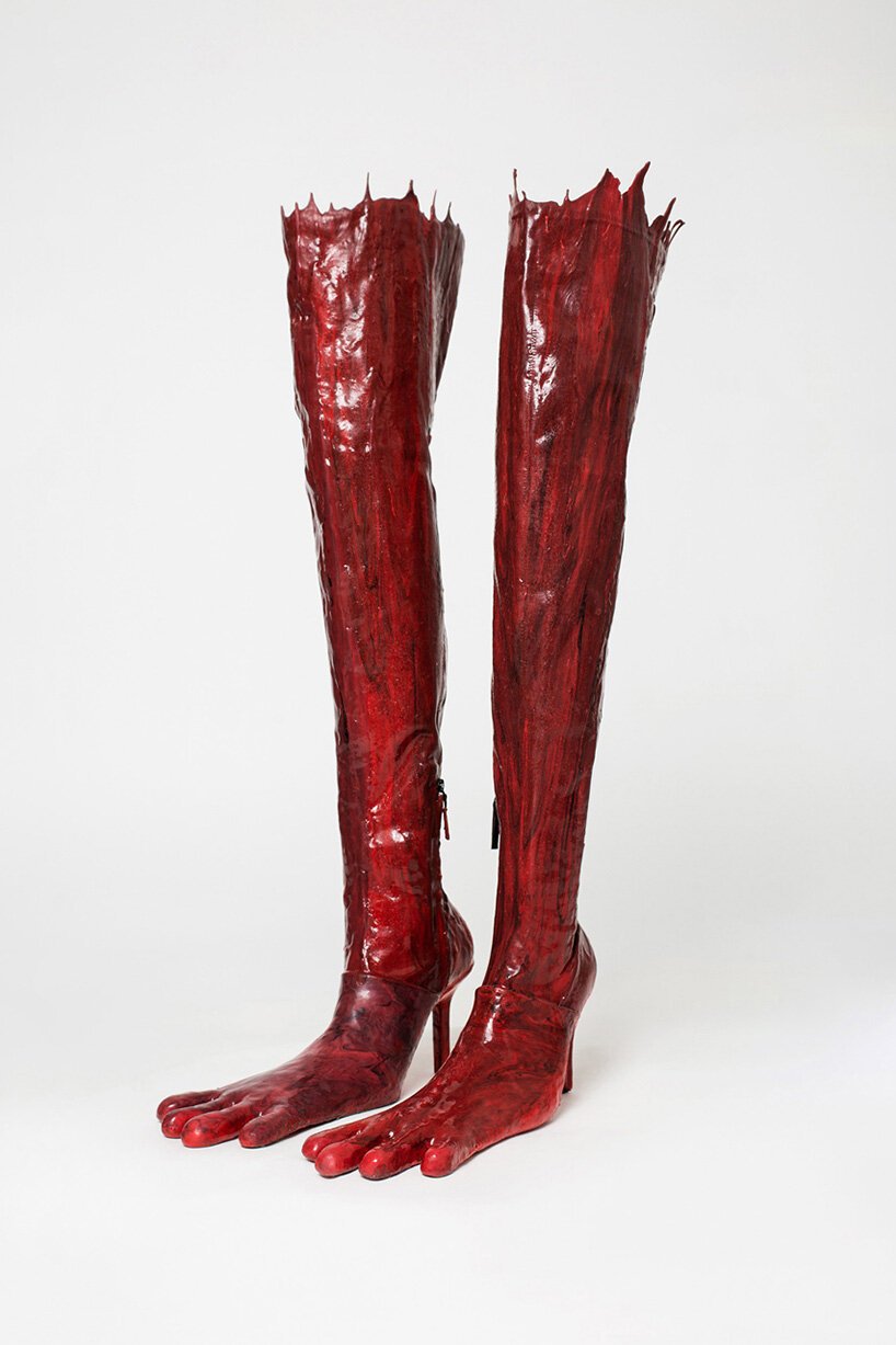 AVAVAV 推出由奢侈废料制成的四趾怪异靴子