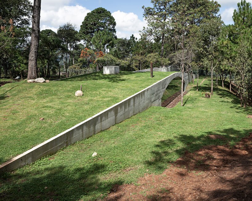 HW studio 的“峡谷前的山丘”是一座伪装成微妙地形的住宅 HW studio 的“峡谷前的山丘”是一座伪装成微妙地形的住宅