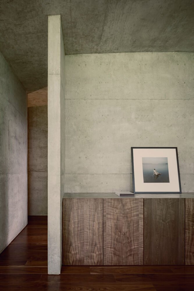 HW studio 的“峡谷前的山丘”是一座伪装成微妙地形的住宅 HW studio 的“峡谷前的山丘”是一座伪装成微妙地形的住宅