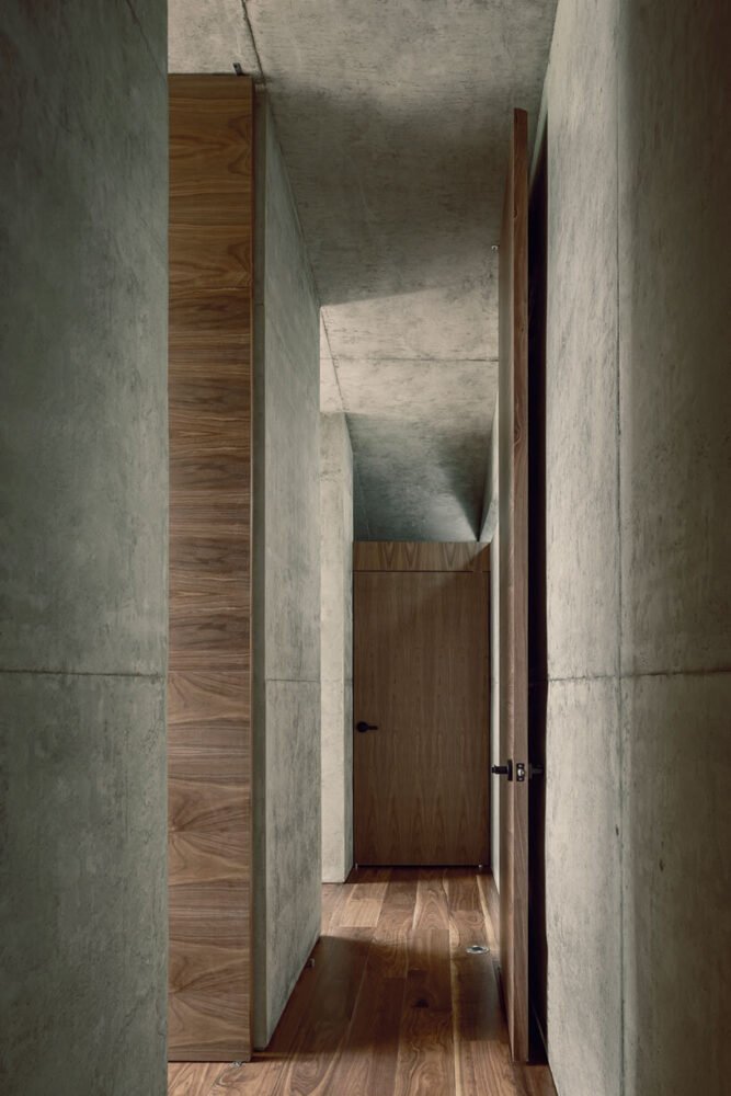 HW studio 的“峡谷前的山丘”是一座伪装成微妙地形的住宅 HW studio 的“峡谷前的山丘”是一座伪装成微妙地形的住宅