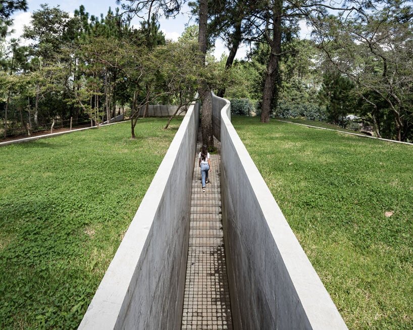 HW studio 的“峡谷前的山丘”是一座伪装成微妙地形的住宅 HW studio 的“峡谷前的山丘”是一座伪装成微妙地形的住宅