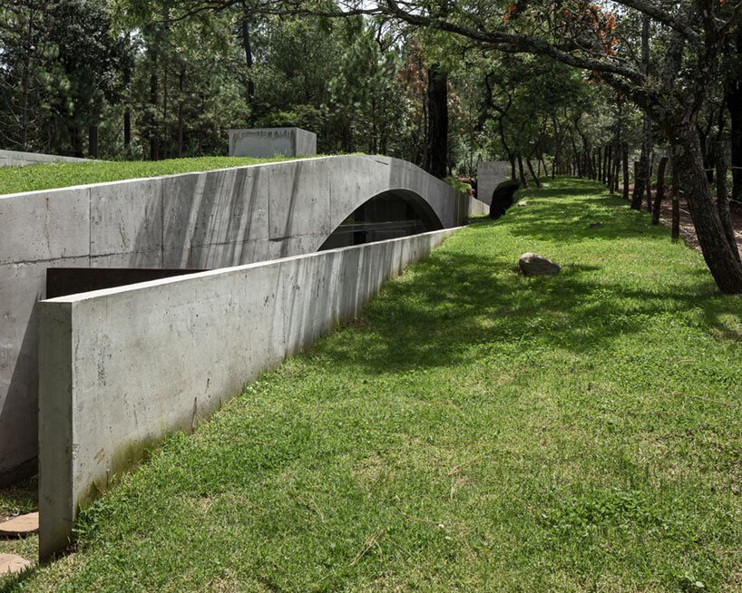 HW studio 的“峡谷前的山丘”是一座伪装成微妙地形的住宅 HW studio 的“峡谷前的山丘”是一座伪装成微妙地形的住宅