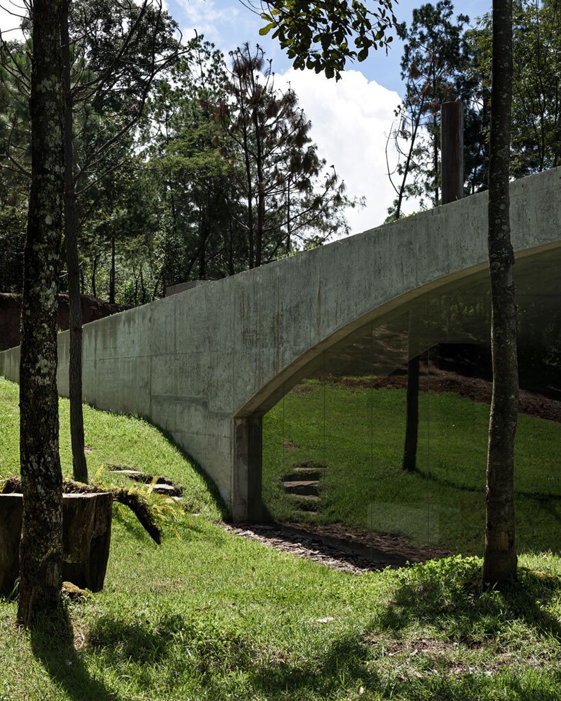 HW studio 的“峡谷前的山丘”是一座伪装成微妙地形的住宅 HW studio 的“峡谷前的山丘”是一座伪装成微妙地形的住宅