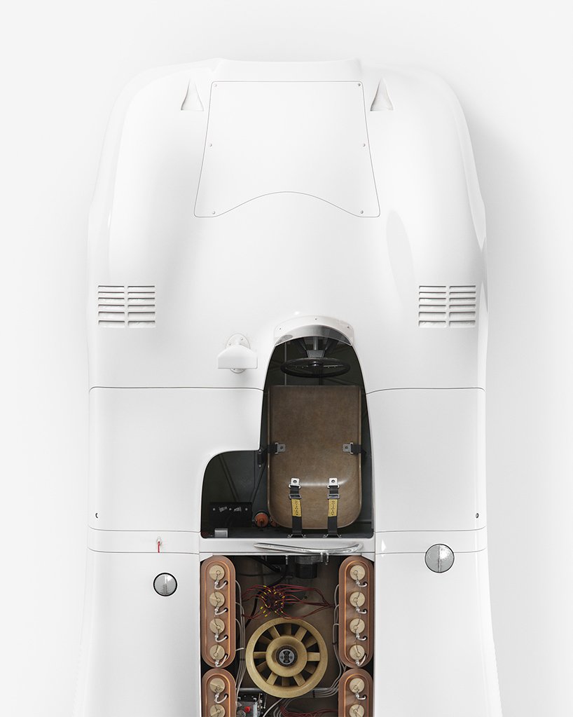 创意工作室 INK 以幽灵般的极简主义重新构想保时捷 917 原型