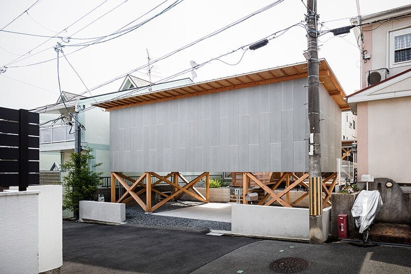 这座“学园前的房子”在奈良市的城市环境中创造了一个宁静的花园