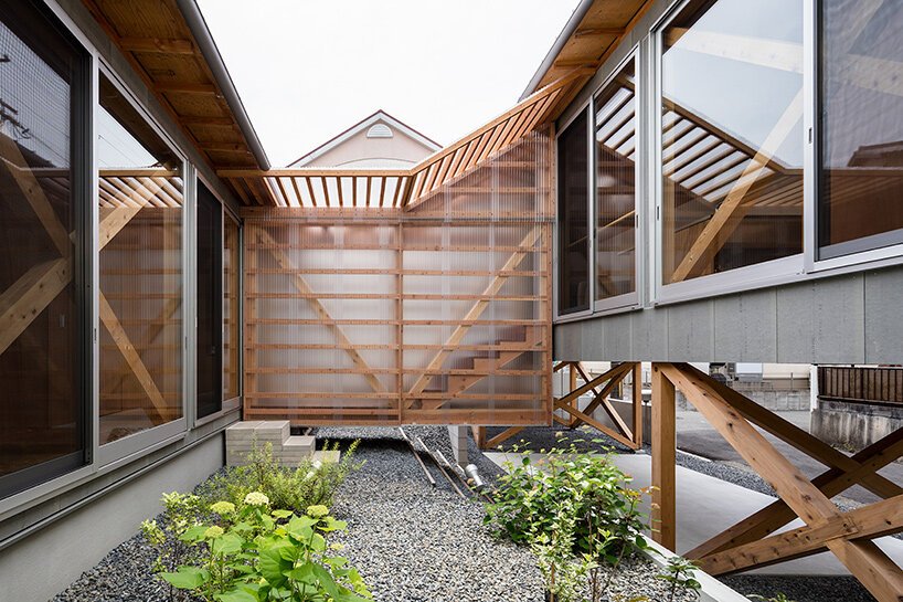 这座“学园前的房子”在奈良市的城市环境中创造了一个宁静的花园