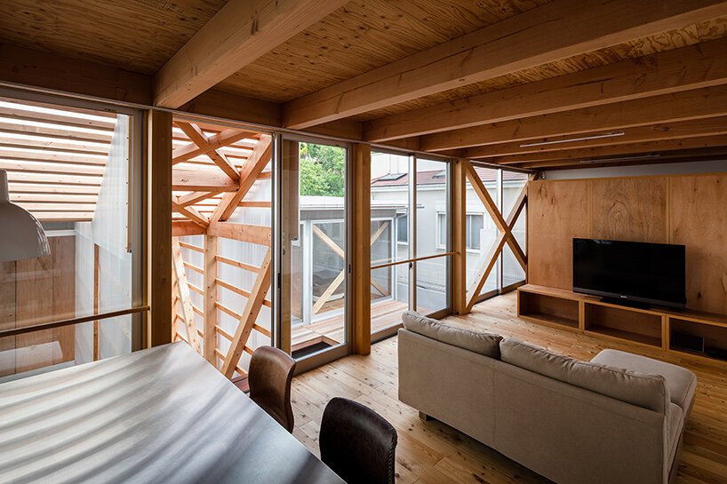 这座“学园前的房子”在奈良市的城市环境中创造了一个宁静的花园