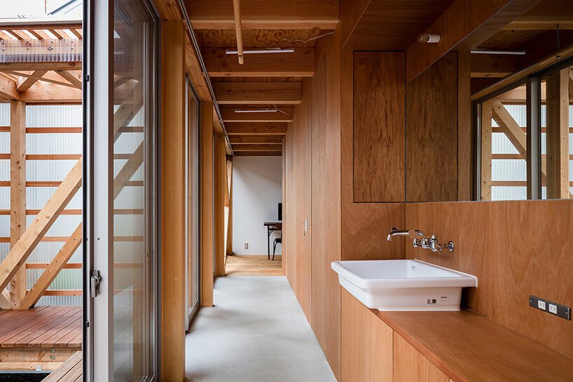 这座“学园前的房子”在奈良市的城市环境中创造了一个宁静的花园