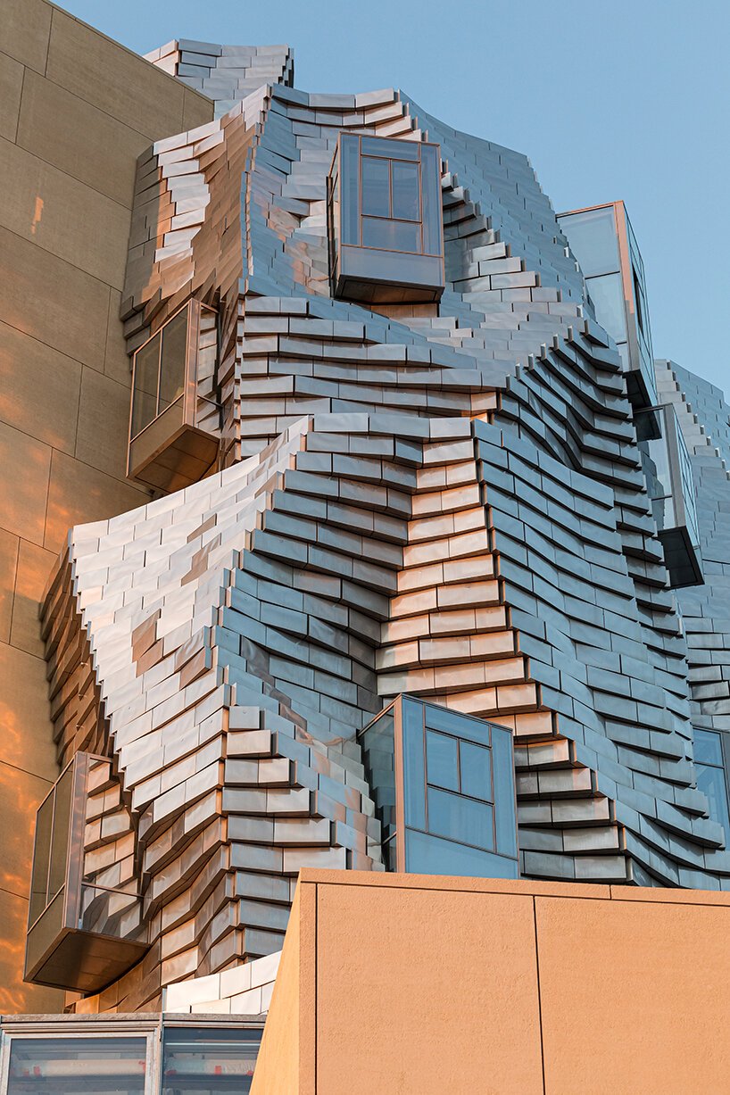 Frank Gehry 的波纹不锈钢 LUMA 阿尔勒向公众开放