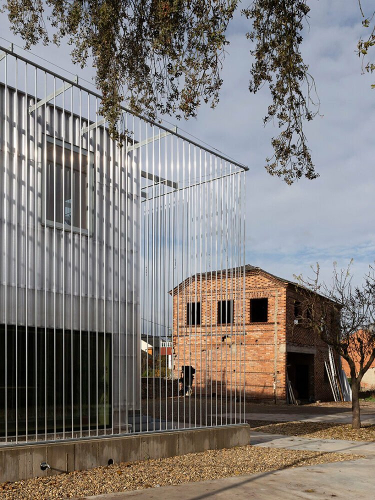 MCVR arquitectos 将一座石头农舍改造成现代化的联合办公空间 MCVR arquitectos 将一座石头农舍改造成现代化的联合办公空间