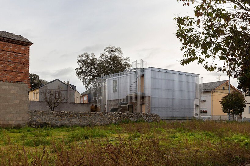 MCVR arquitectos 将一座石头农舍改造成现代化的联合办公空间 MCVR arquitectos 将一座石头农舍改造成现代化的联合办公空间