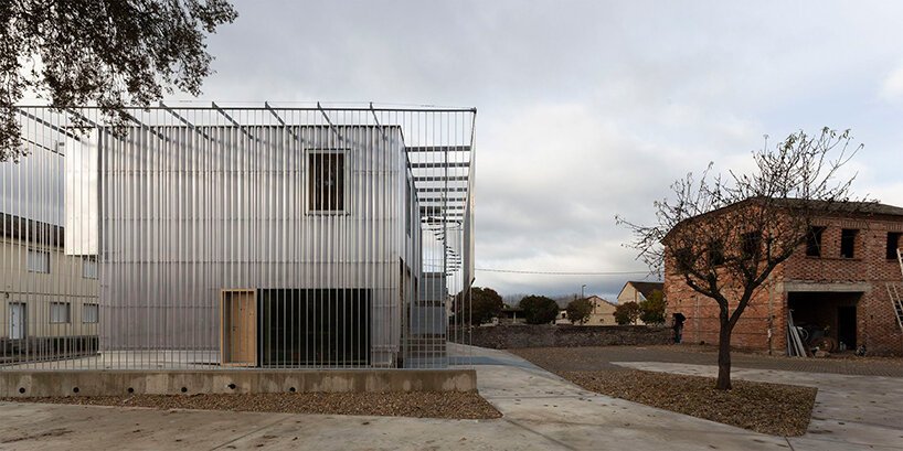 MCVR arquitectos 将一座石头农舍改造成现代化的联合办公空间 MCVR arquitectos 将一座石头农舍改造成现代化的联合办公空间
